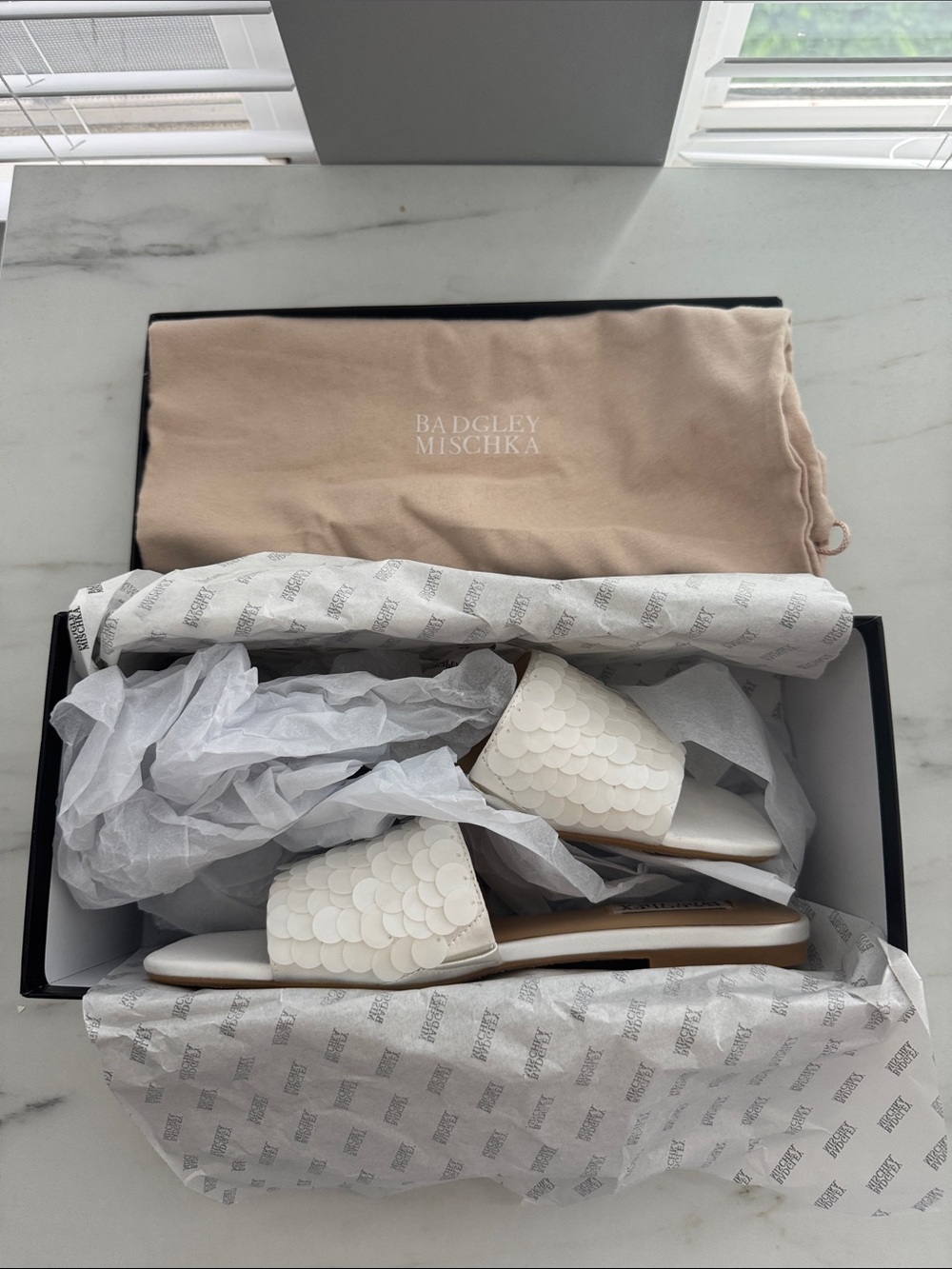 Badgley Mischka Wini White Sequin Sandals Size 7 - Picture 4 of 4